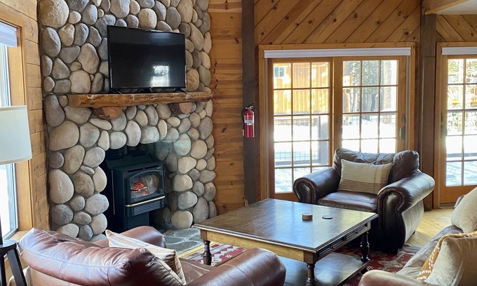 Serene Lakes Casa | Light-filled Mountain Retreat—a block away from skiing, hiking and lakes