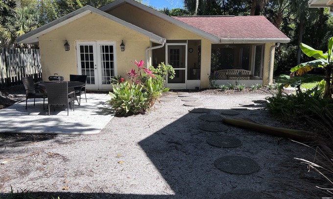 Indian Beach Sapphire Shores Cabaña | Casa de 1 dormitorio, 1 BA llena de luz con cocina cerca del Museo Ringling y las playas
