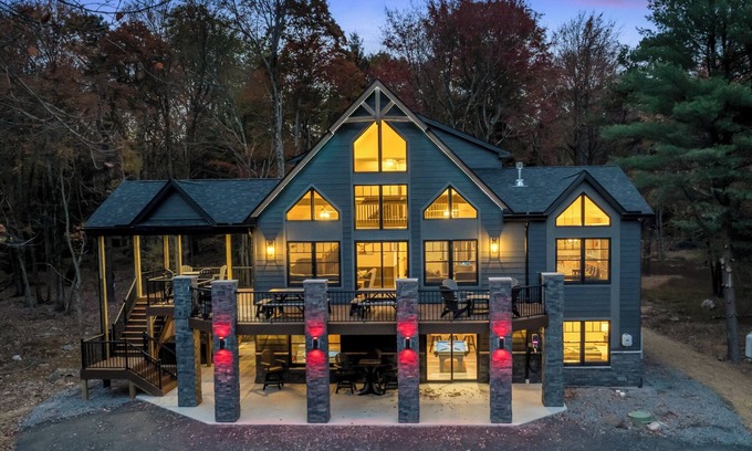 Lake Harmony Estates Chalet De Esquí | "Light My Fire" 8 Bedroom, Hot Tub, Firepit, Outdoor Bar, Sauna, Elevator