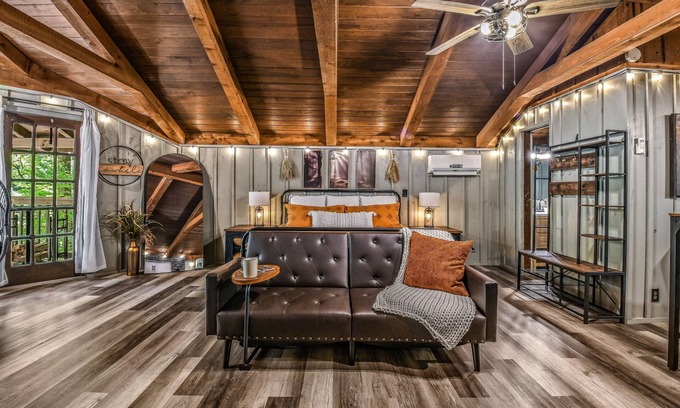 Townsend Cabina | Light'n Bug Bungalow 1 Bedroom Cabin by RedAwning