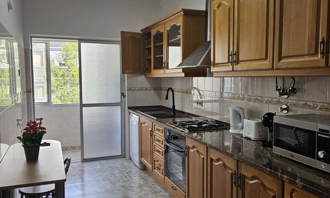 Cova da Piedade Apartamento | Light Spacious Almada Apartment