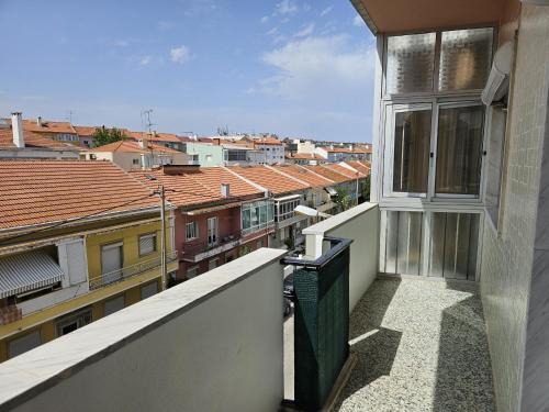 Cova da Piedade Apartamento | Light Spacious Almada Apartment