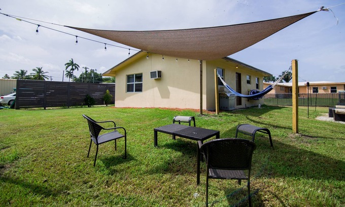 Pahokee Casa | Light Up Front & Back | Queen Beds | Lake | Pet Ok