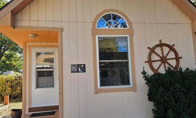 Oscoda Cabina | Lighthouse Inn Cottage, Lighthouse Cottage Comfortable