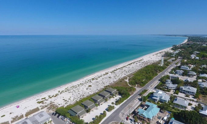 Boca Grande Condominio | Lighthouse 17 - Salty Bungalow, a spacious 3-bedroom retreat in Boca Grande.
