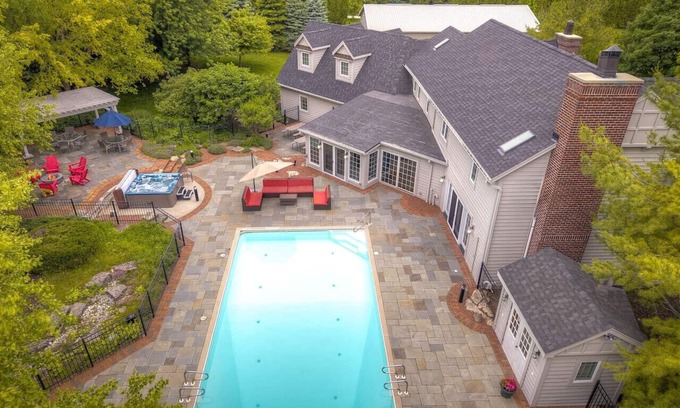 Saukville Casa | Lighthouse | 9BR Resort · Pool · Arcade · Hot Tub