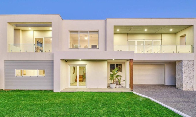 Port Macquarie Casa | Lighthouse Beach Coastal Bliss - Pool, Beach, Shops, Ideal for families.