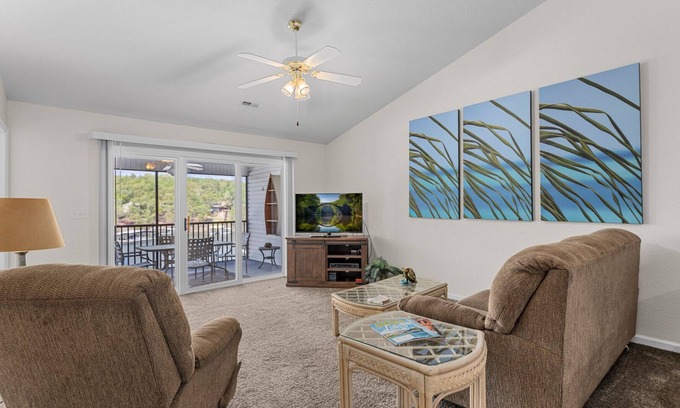 Lakeland Condominio | Lighthouse Landing 5-403 - Waterfront Condo with Screened Deck!