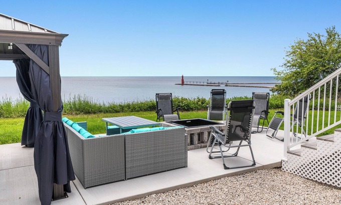 Algoma Casa | Lighthouse Retreat Close to Lambeau Field and the amazingDoor county Fall Color