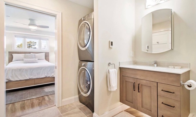 Pine Point Condominio | Lighthouse Suites at Pine Point - only steps from beautiful Pine Point Beach!