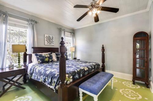 Downtown Casa | Lighthouse Villa by AvantStay Walk to Southernmost Point w Private Pool Patio Month Long Stays