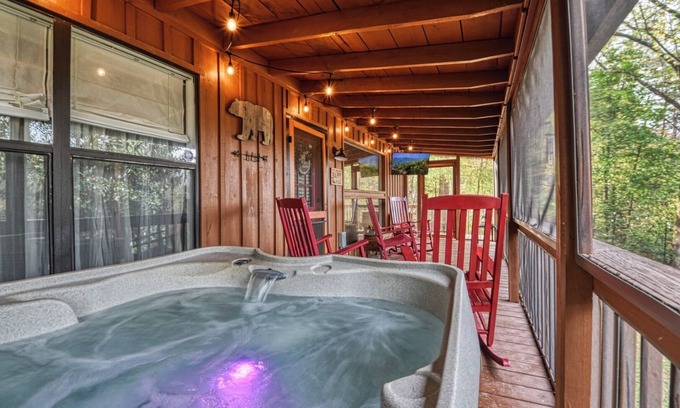 Deerfoot Park Estates Cabina | Lightning Bug Lodge - Cozy Mountain Cabin, Peaceful/Quiet Area, Hot tub!