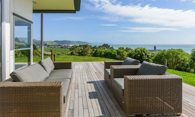 Waimarama Cabaña | Lightning Ridge Retreat - Waimarama Holiday Home