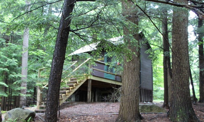 Saranac Lake Cabina | "¡Como una casa del árbol!" Adirondack Se aceptan mascotas en la cabina Adecuado para 2 | Acceso al lago