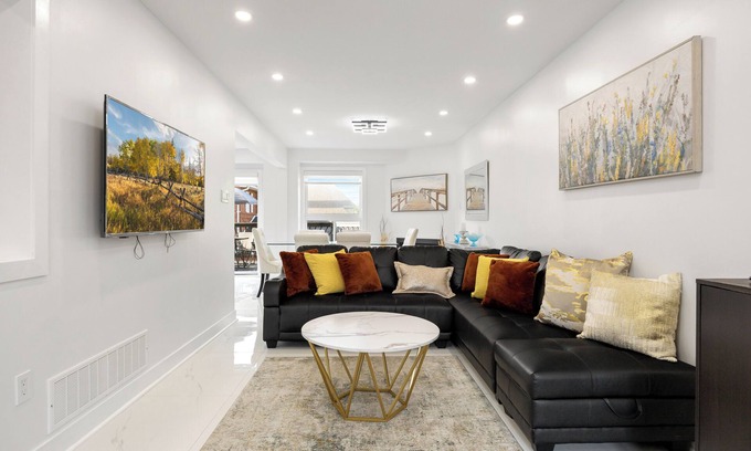 Aurora Casa | Like-New Home, 4+1 BR, 2.5 Bath, Parking & WIFI