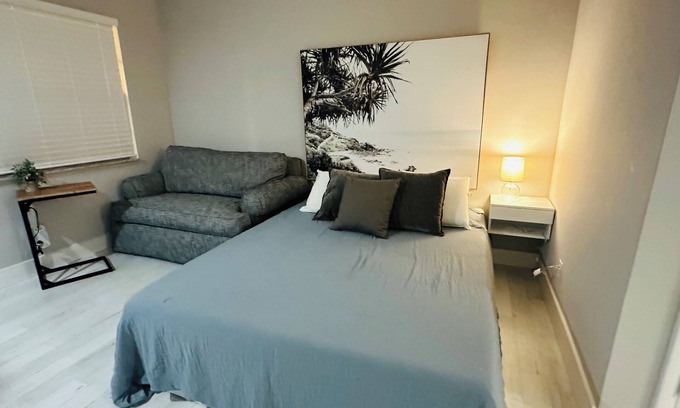 Deerfield Beach Apartamento | Like New - Studio Apartment with Separate Kitchen, Wifi & DirectTV