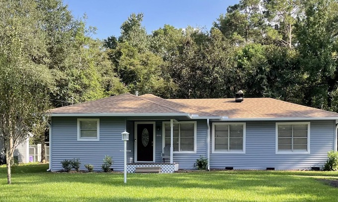 Conroe Cabaña | Lil Blue Lake House on a private lake in Conroe.