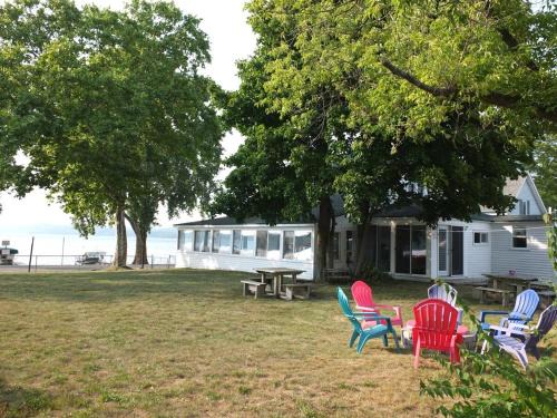 Beulah Casa | Lil's On The Lake Vintage Cottage On Crystal Lake