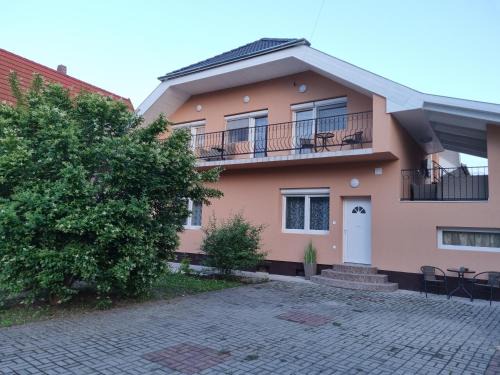 Siofok-Szabadifurdo Apartamento | Lilian apartmanház