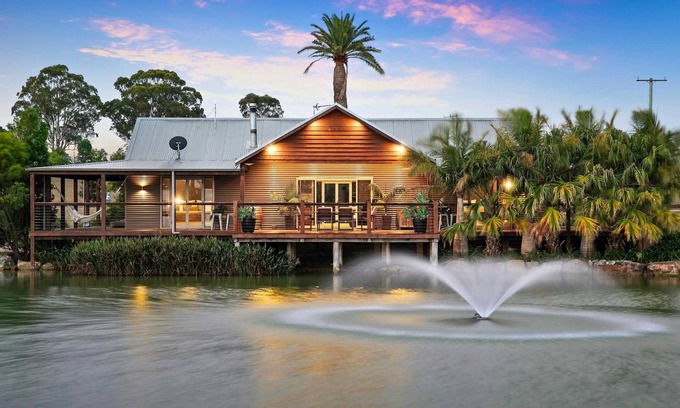 Keinbah Casa | Lilies Lakeside Spa Villa - 2 Bedroom - Escape in style to Lilies luxury retreat