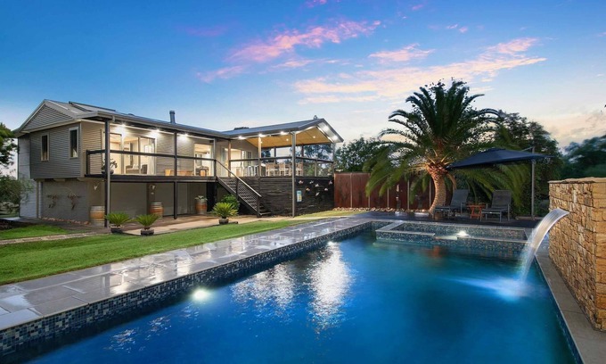Keinbah Casa | Lilies Poolside Villa - Romance and tranquility in the heart of Lovedale