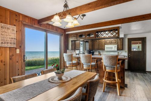 Sturgeon Bay Casa | Lily Bay Lodge by Simple Life Rentals