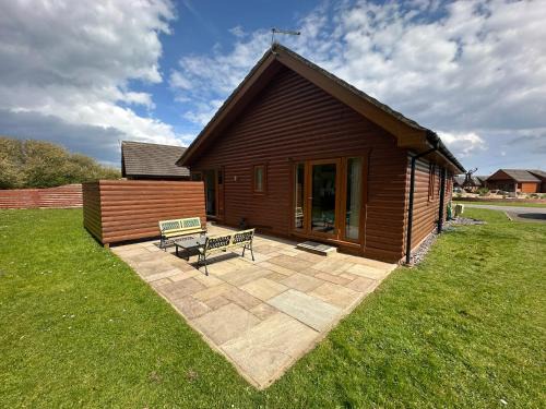 Fitling Casa | Lily Lodge-Tranquil-Hot Tub-Fishing-7m to beach