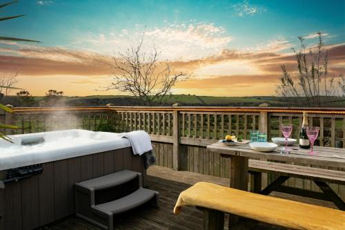 Wadebridge Casa | Lily Pad Cottage with hot tub