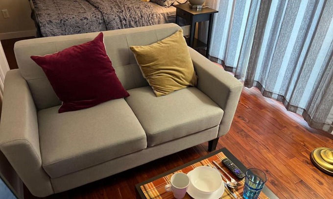 Southwest Calgary Casa | Lily room near golf and banff newly renovated VERY Quiet