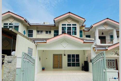 Tanah Rata Casa | LILY VACATION HOME at CAMERON HIGHLANDS - 12 PAX,FREE WiFi w CARPORCH