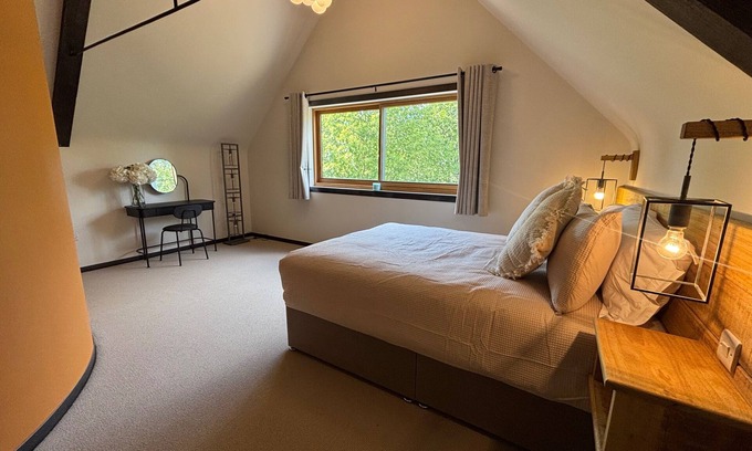 Bulmer Casa | Lime Tree House - Sleeps 12 - Hot Tub