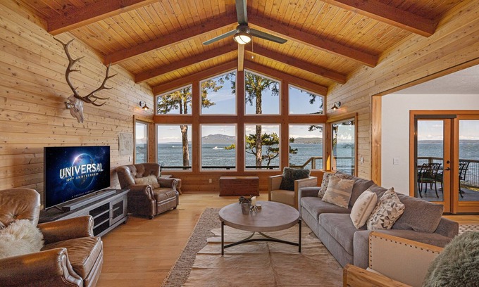 Friday Harbor Casa | Limestone Lodge: Panoramic Ocean Views & Sauna