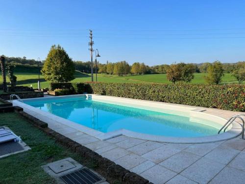 Lonato del Garda Apartamento | Limone Apartment - Featuring a Private Garden and Access to a Pool