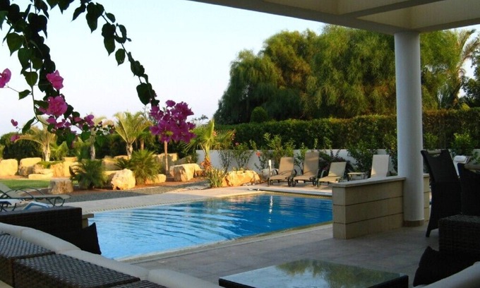 Pervolia Villa | LIMONIA - Villa de lujo frente a la playa junto a la playa con bandera azul con capacidad para 12 (+1 niño