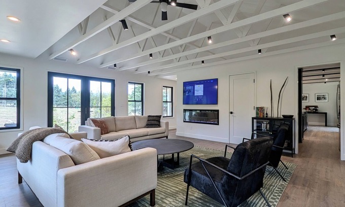 Newberg Casa | Lince House ~ In the Center of it All!