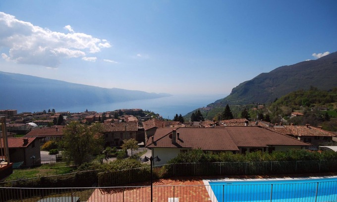 Gardola Apartamento | Lince - Theater Home, with pool and lake view