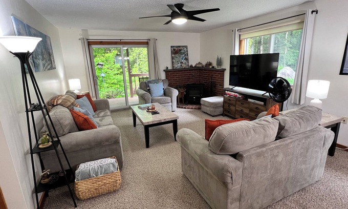 Lincoln Condominio | Lincoln Condo: Minutes to Skiing & Hiking with Pool