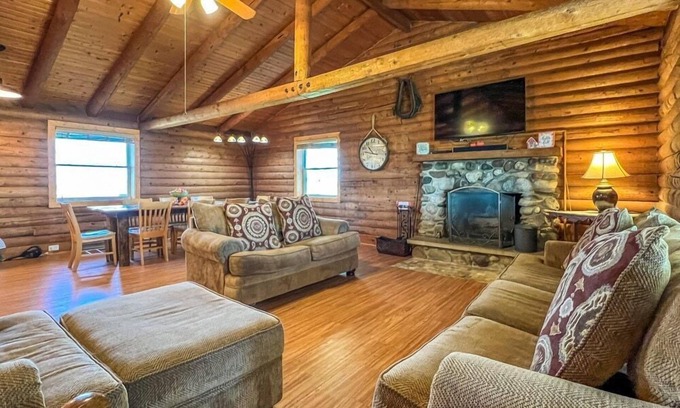 Lake Geneva Cabina | Lincoln Log Cabin · Elkhorn 3 Bedroom 2 Bathroom Log Cabin Sleeps 8