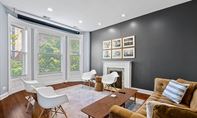 Sheffield and DePaul Condominio | Lincoln Park/depaul 8 Bed 1 Parking Spot Sleeps 18 by AllSet Turnover