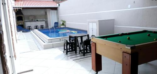 Real Casa | "Lindíssima Casa Pé na Areia com Piscina Aquecida Cobrado a Parte, Sala de Jantar, 3 Amplos Quartos, Sendo1Suíte, Amplo Espaço de Lazer com Área Gourmet em Deck Coberto com Churrasqueira e Mesa de Bilhar Frente a Piscina, Super Pertinho da Praia"