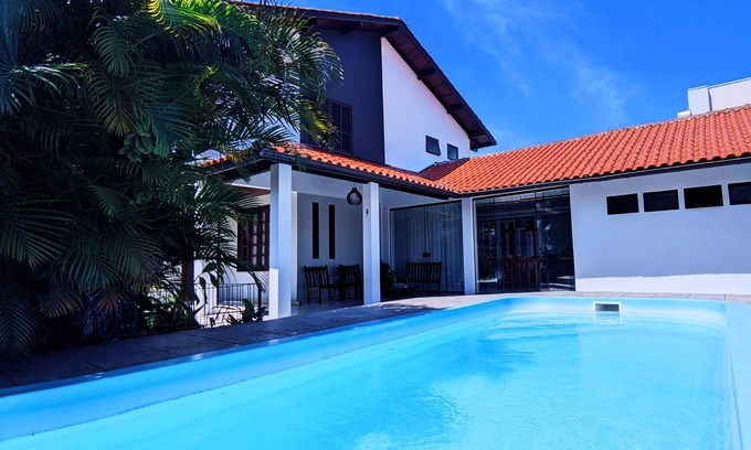 Daniela Casa | Linda Casa, 4 Quartos com Piscina e Churrasqueira a 150 Metros da Praia