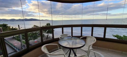 Itapema Apartamento | Lindo Apto Itapema Meia Praia Frente ao Mar, 6 pessoas, alto padrão