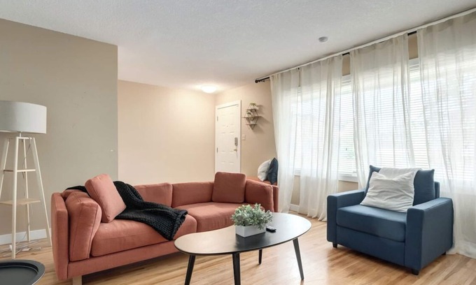 Banff Trail Casa | "Linen & Morley" 3 Bd W Huge Yard & 2 Living Rooms