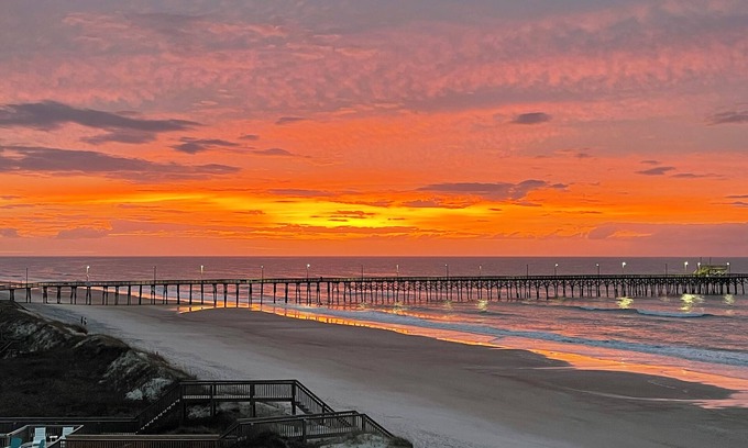 McCutcheon Field Casa | Linens Included / Beachfront / Pool / Private hot tub / Elevator