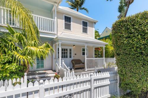 Bahama Village Casa | Linger Longer by AvantStay Key West Walkable Gated Community Shared Pool Week Long Stays Only