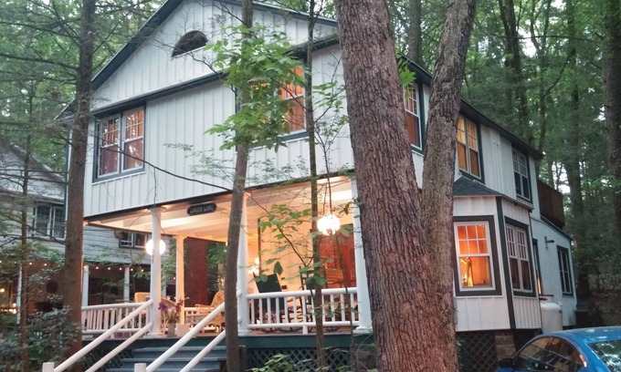 Mount Gretna Heights Cabaña | Retroceda en el tiempo ... disfrute de esta cabaña vintage con un tranquilo porche.