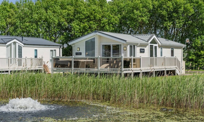 Flookburgh Cabaña | LINKS LODGE, pet friendly, country holiday cottage in Flookburgh