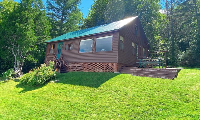 Rangeley Plantation Casa | Linn Lakeside: cabaña rústica muy privada a 400 pies de la fachada del lago Rangeley