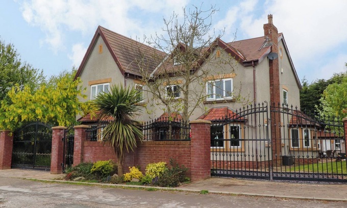 Thornton-Cleveleys Cabaña | LINWOOD, pet friendly, with hot tub in Cleveleys