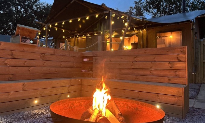 Tenby Alquiler De RV | Lion King Safari Tent